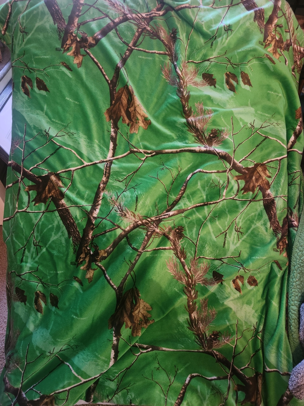 Realtree Green Camo Tree Branch Throw Blanket